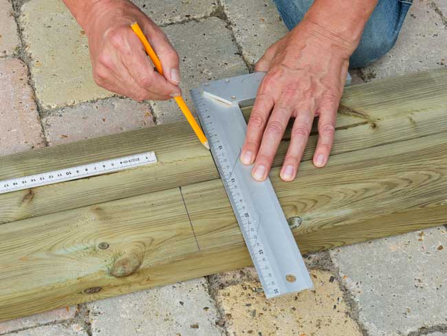 quá trình đo để cắt từng miếng gỗ